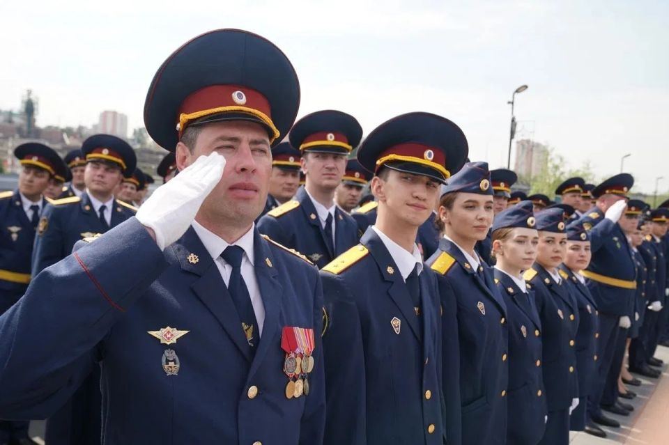 Илья Середюк: Накануне Дня России 50 молодых сотрудников ГУФСИН Кузбасса приняли присягу, поклялись верно служить стране, защищать законность и с честью исполнять свой долг Илья Середюк: Накануне Дня России 50 молодых сотрудников ГУФСИН Кузбасса приняли присягу, поклялись верно служить стране, защищать законность и с честью исполнять свой долг