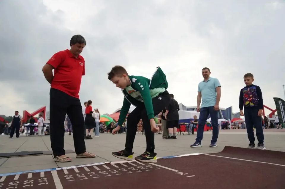 Около десяти спортивных площадок работают сегодня на Московской площади Около десяти спортивных площадок работают сегодня на Московской площади