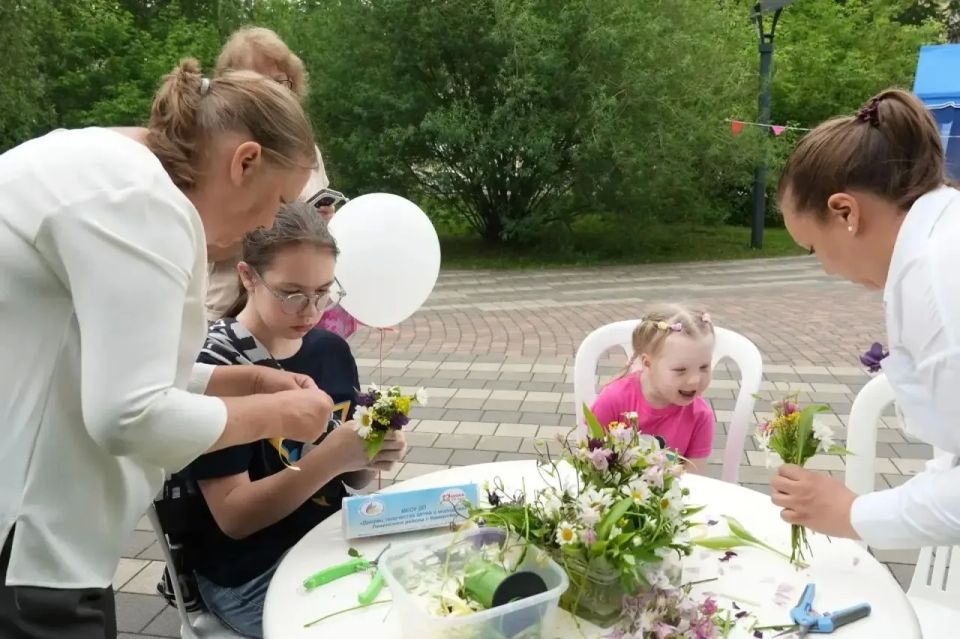 Большим семейным праздником отмечают День России и День города в линейном парке на бульваре Строителей Большим семейным праздником отмечают День России и День города в линейном парке на бульваре Строителей