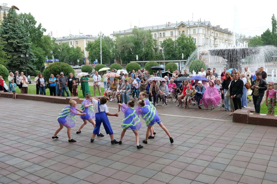 Творческими номерами с Днем России и Днем города поздравили кемеровчан юные таланты Творческими номерами с Днем России и Днем города поздравили кемеровчан юные таланты