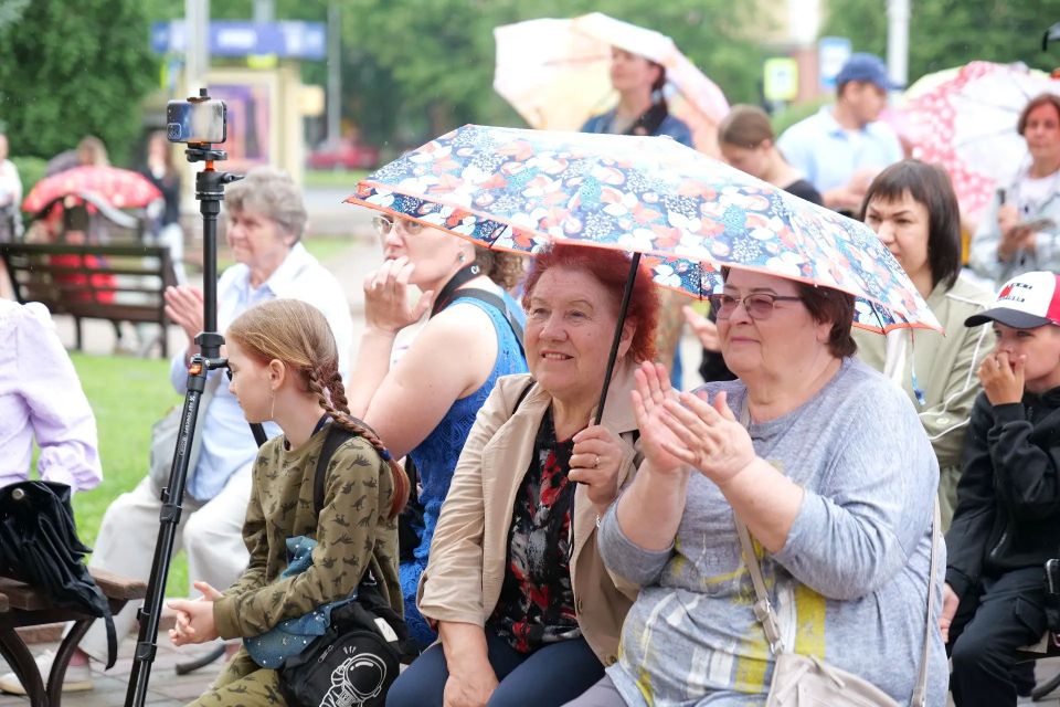 Творческими номерами с Днем России и Днем города поздравили кемеровчан юные таланты Творческими номерами с Днем России и Днем города поздравили кемеровчан юные таланты