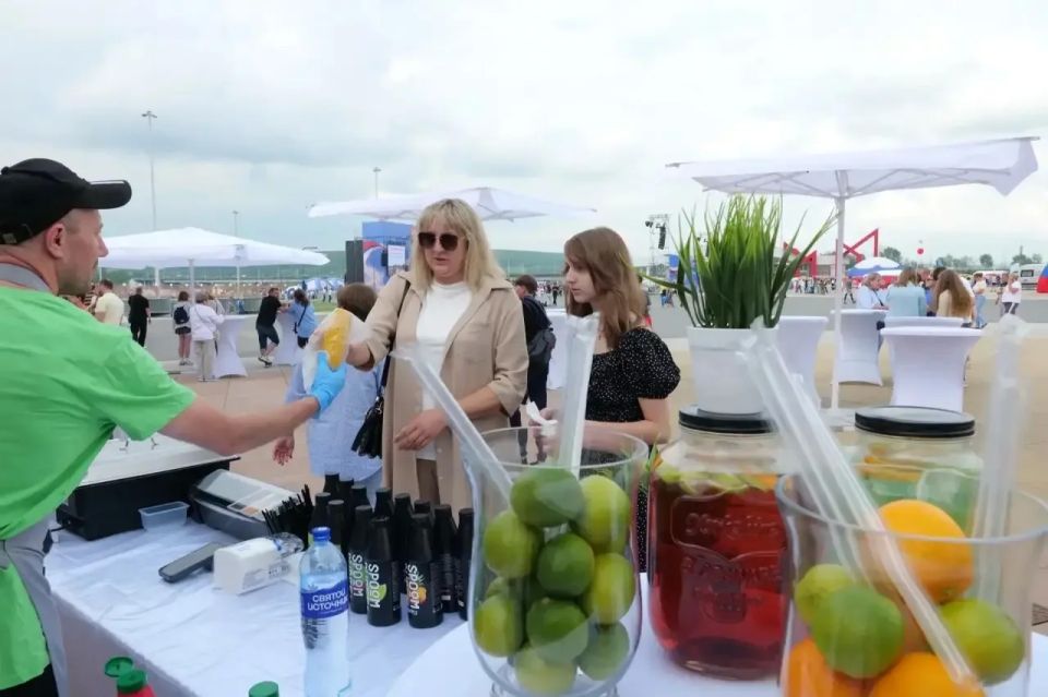 Гостей Московской площади сегодня вкусно угощают на фуд-корте Гостей Московской площади сегодня вкусно угощают на фуд-корте