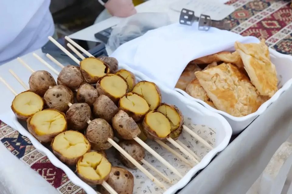 Гостей Московской площади сегодня вкусно угощают на фуд-корте Гостей Московской площади сегодня вкусно угощают на фуд-корте