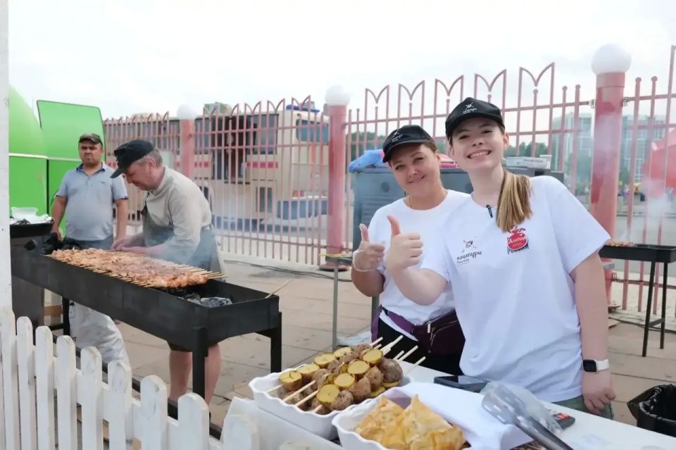 Гостей Московской площади сегодня вкусно угощают на фуд-корте Гостей Московской площади сегодня вкусно угощают на фуд-корте