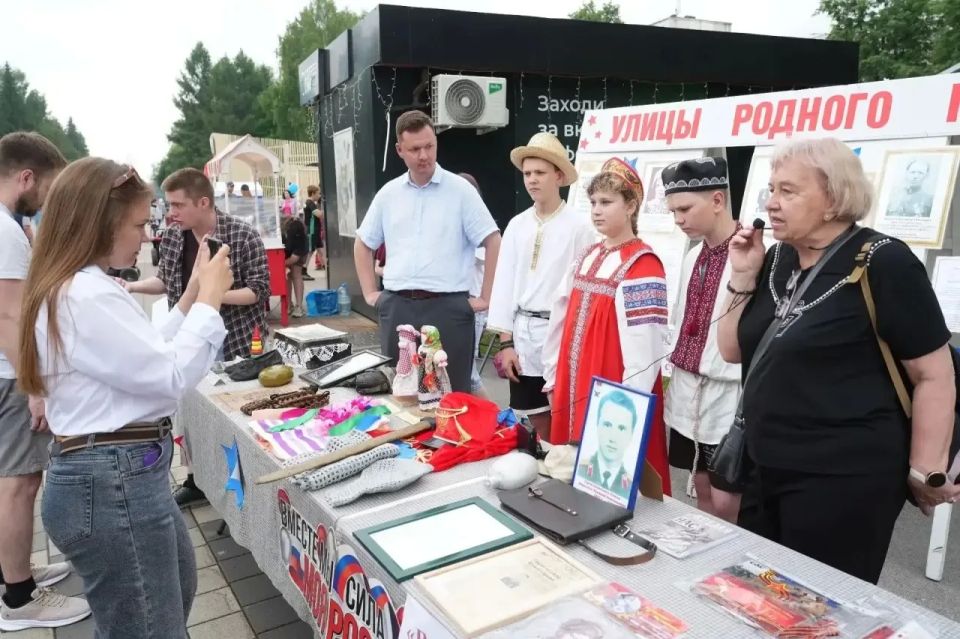 Большим семейным праздником отмечают День России и День города в линейном парке на бульваре Строителей Большим семейным праздником отмечают День России и День города в линейном парке на бульваре Строителей