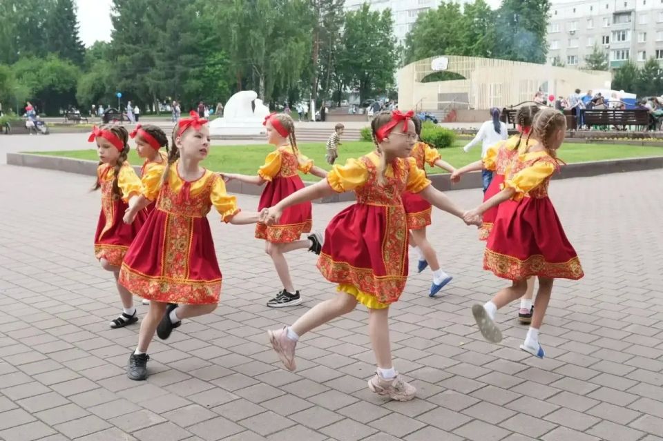 Большим семейным праздником отмечают День России и День города в линейном парке на бульваре Строителей Большим семейным праздником отмечают День России и День города в линейном парке на бульваре Строителей