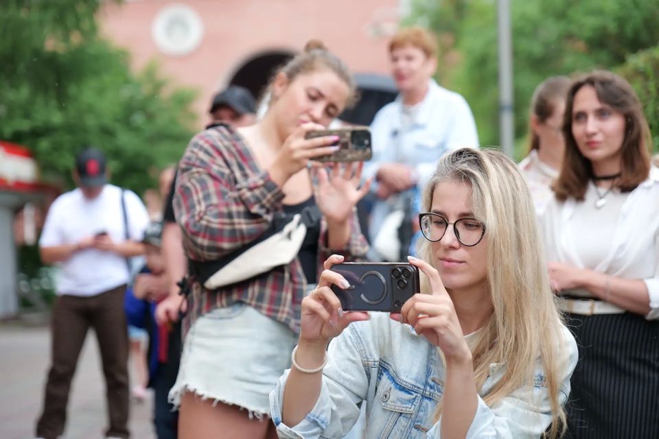 Творческими номерами с Днем России и Днем города поздравили кемеровчан юные таланты Творческими номерами с Днем России и Днем города поздравили кемеровчан юные таланты