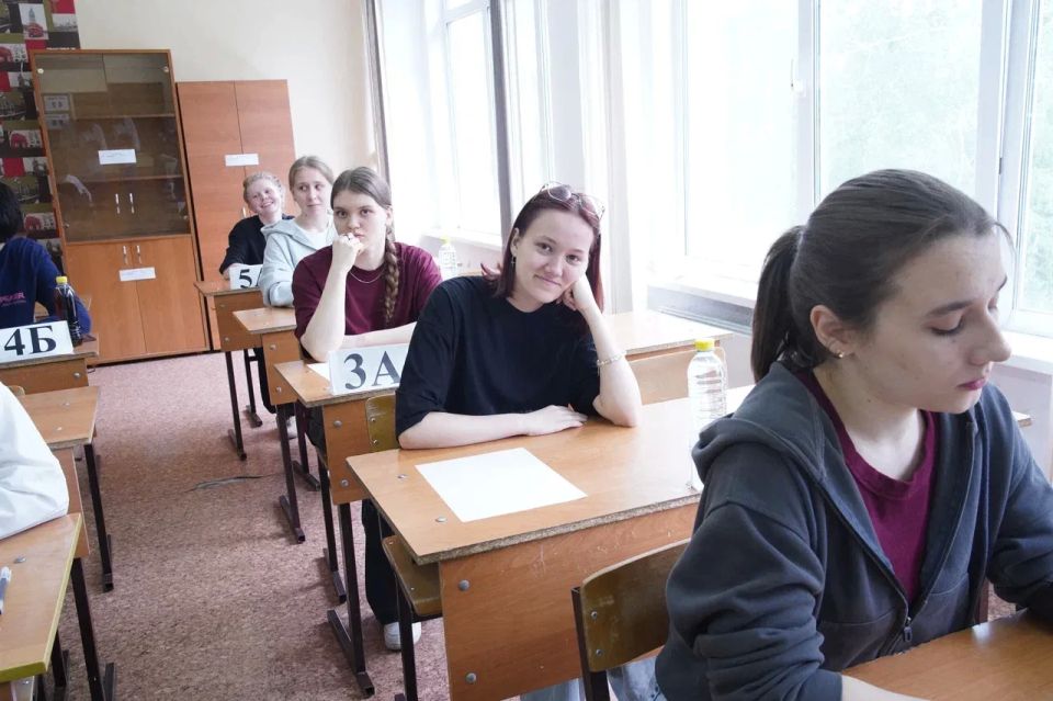 Сегодня одиннадцатиклассники сдают ЕГЭ по географии, биологии и иностранным языкам (письменная часть) Сегодня одиннадцатиклассники сдают ЕГЭ по географии, биологии и иностранным языкам (письменная часть)