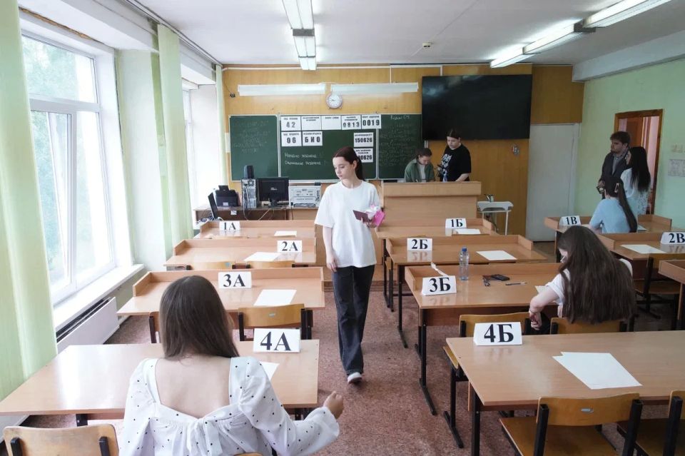 Сегодня одиннадцатиклассники сдают ЕГЭ по географии, биологии и иностранным языкам (письменная часть) Сегодня одиннадцатиклассники сдают ЕГЭ по географии, биологии и иностранным языкам (письменная часть)