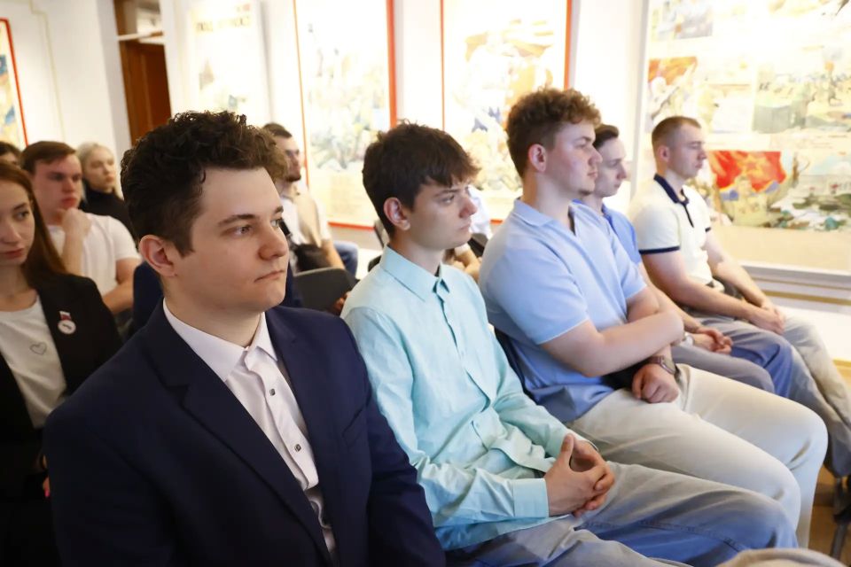 В рамках проекта «Школа молодого политика Кузбасса» в Музее изобразительных искусств прошла встреча членов молодежного парламента с сенатором РФ Надеждой Ильиной В рамках проекта «Школа молодого политика Кузбасса» в Музее изобразительных искусств прошла встреча членов молодежного парламента с сенатором РФ Надеждой Ильиной
