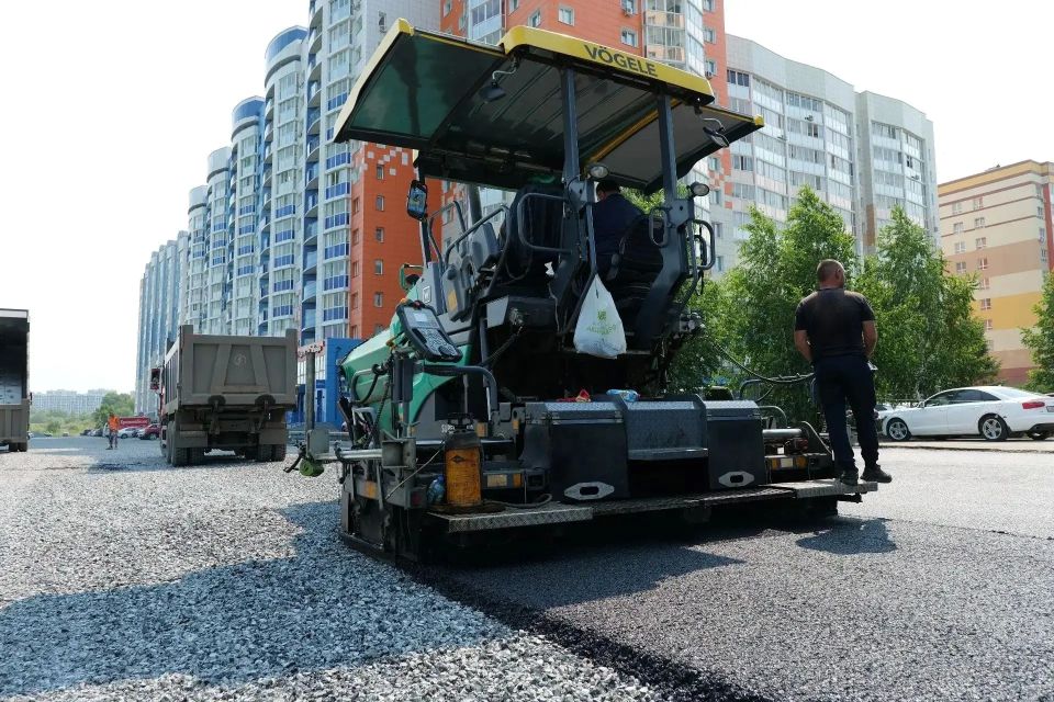 Подрядчик приступил к укладке асфальта на проезде Притомского проспекта Подрядчик приступил к укладке асфальта на проезде Притомского проспекта