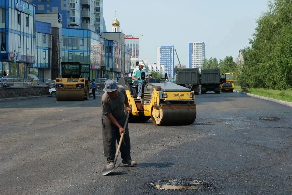 Подрядчик приступил к укладке асфальта на проезде Притомского проспекта Подрядчик приступил к укладке асфальта на проезде Притомского проспекта