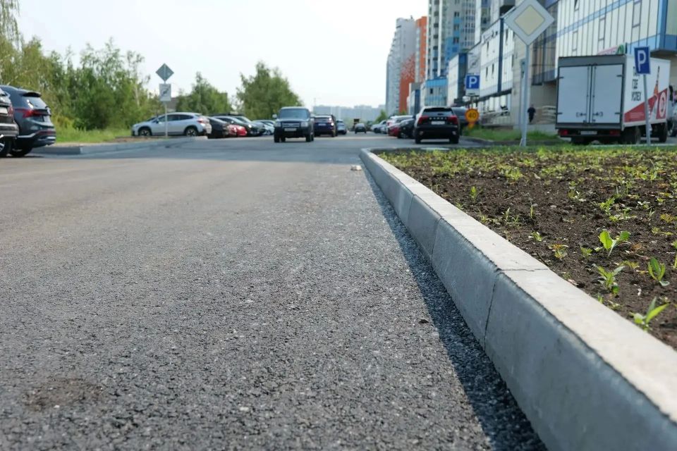 Подрядчик приступил к укладке асфальта на проезде Притомского проспекта Подрядчик приступил к укладке асфальта на проезде Притомского проспекта