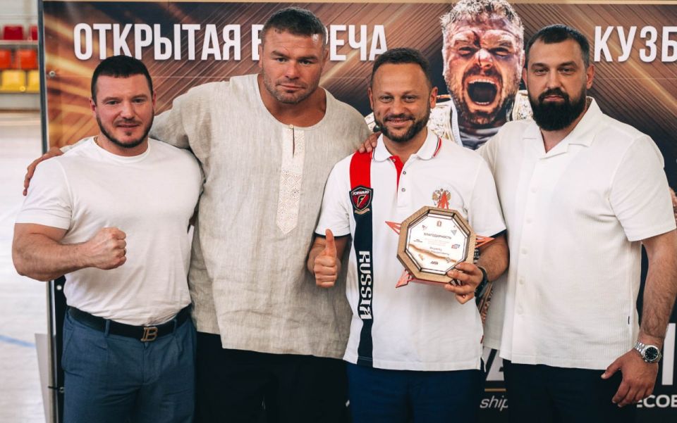 Больше тысячи кузбассовцев получили возможность пообщаться с легендой мирового ММА Анатолием Малыхиным в рамках серии открытых встреч в родном для спортсмена регионе Больше тысячи кузбассовцев получили возможность пообщаться с легендой мирового ММА Анатолием Малыхиным в рамках серии открытых встреч в родном для спортсмена регионе