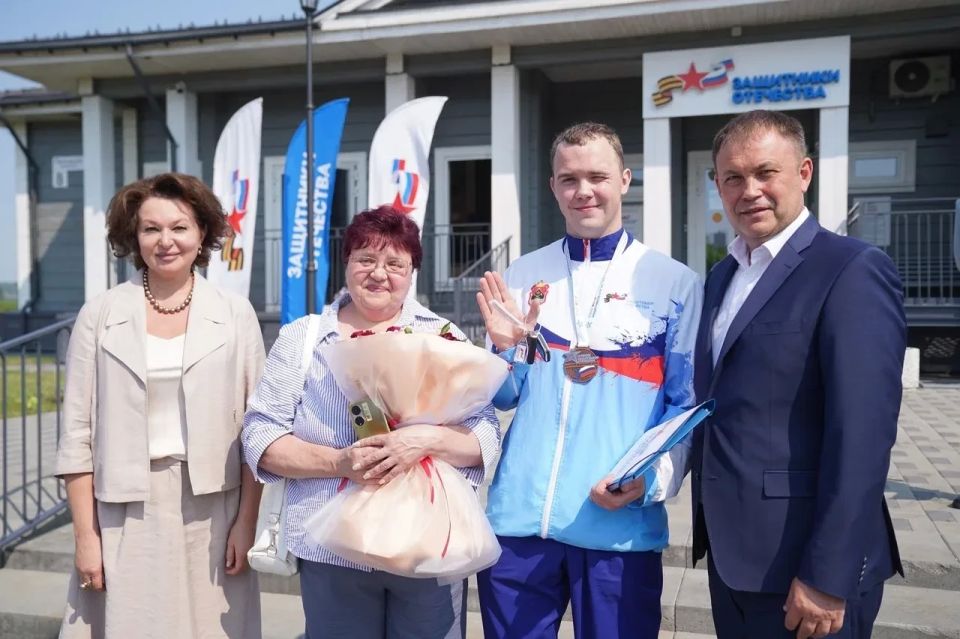 Илья Середюк: Вручил ветеранам СВО ключи от новых автомобилей Илья Середюк: Вручил ветеранам СВО ключи от новых автомобилей