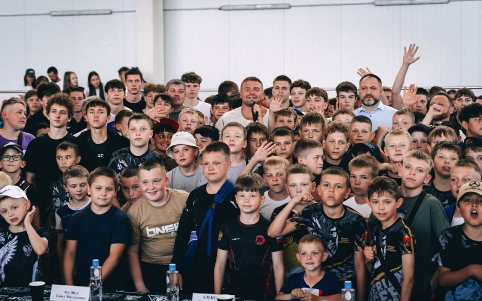 Больше тысячи кузбассовцев получили возможность пообщаться с легендой мирового ММА Анатолием Малыхиным в рамках серии открытых встреч в родном для спортсмена регионе Больше тысячи кузбассовцев получили возможность пообщаться с легендой мирового ММА Анатолием Малыхиным в рамках серии открытых встреч в родном для спортсмена регионе