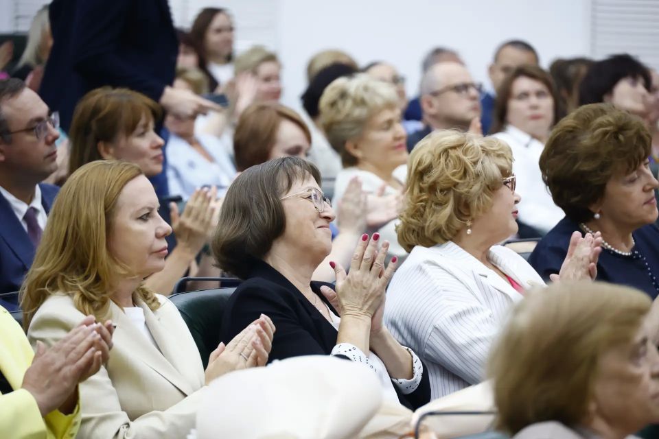 На торжественном приеме, посвященном Дню медицинского работника, Губернатор Кузбасса Илья Середюк поздравил сотрудников системы здравоохранения региона с профессиональным праздником На торжественном приеме, посвященном Дню медицинского работника, Губернатор Кузбасса Илья Середюк поздравил сотрудников системы здравоохранения региона с профессиональным праздником