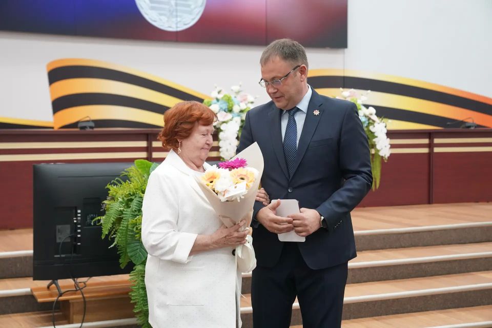 На торжественном приеме, посвященном Дню медицинского работника, Губернатор Кузбасса Илья Середюк поздравил сотрудников системы здравоохранения региона с профессиональным праздником На торжественном приеме, посвященном Дню медицинского работника, Губернатор Кузбасса Илья Середюк поздравил сотрудников системы здравоохранения региона с профессиональным праздником