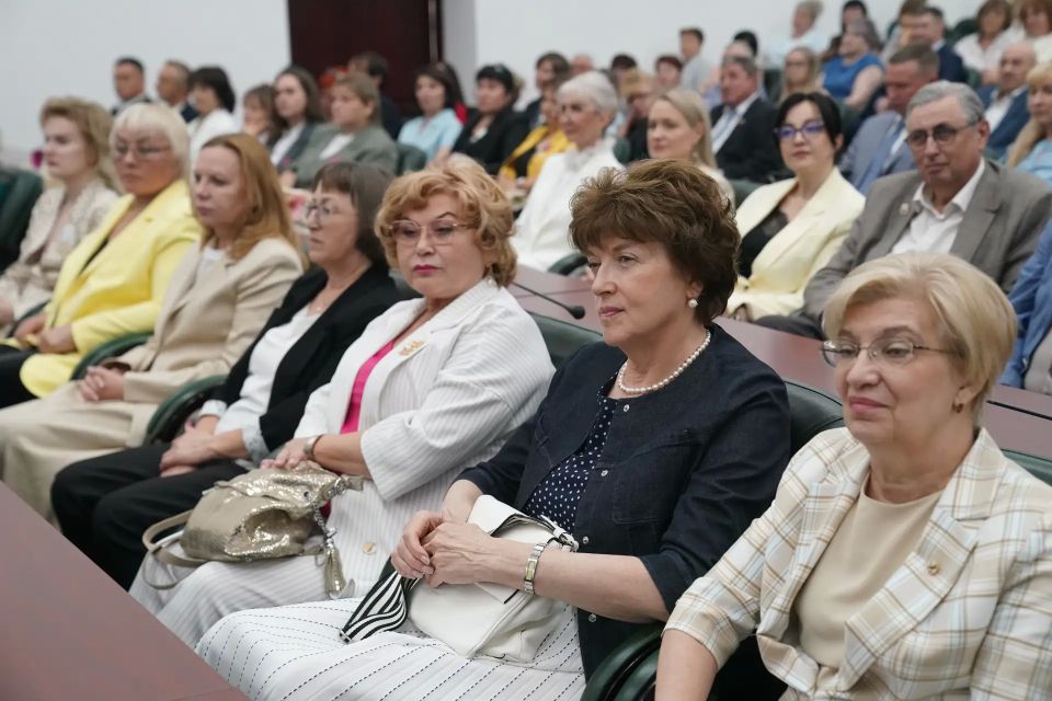 На торжественном приеме, посвященном Дню медицинского работника, Губернатор Кузбасса Илья Середюк поздравил сотрудников системы здравоохранения региона с профессиональным праздником На торжественном приеме, посвященном Дню медицинского работника, Губернатор Кузбасса Илья Середюк поздравил сотрудников системы здравоохранения региона с профессиональным праздником