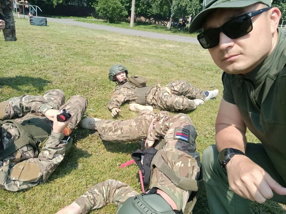 Новокузнецкая команда готовится к «Зарнице 2.0» с боевым наставником Новокузнецкая команда готовится к «Зарнице 2.0» с боевым наставником