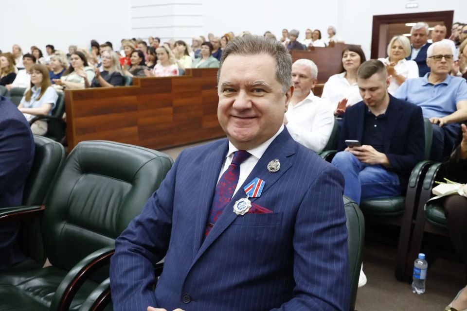 На торжественном приеме, посвященном Дню медицинского работника, Губернатор Кузбасса Илья Середюк поздравил сотрудников системы здравоохранения региона с профессиональным праздником На торжественном приеме, посвященном Дню медицинского работника, Губернатор Кузбасса Илья Середюк поздравил сотрудников системы здравоохранения региона с профессиональным праздником