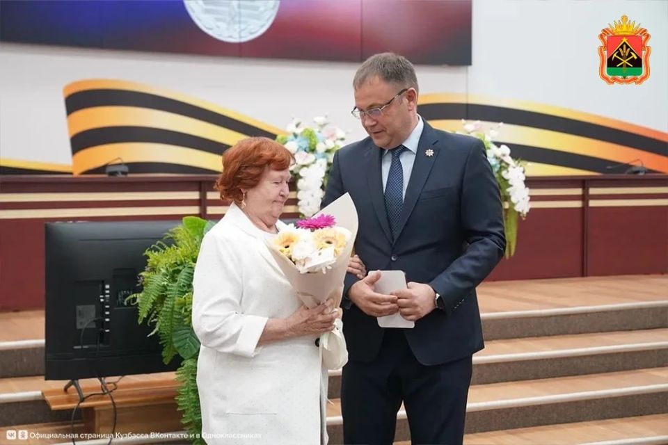 Губернатор Илья Середюк наградил лучших медиков Кузбасса Губернатор Илья Середюк наградил лучших медиков Кузбасса