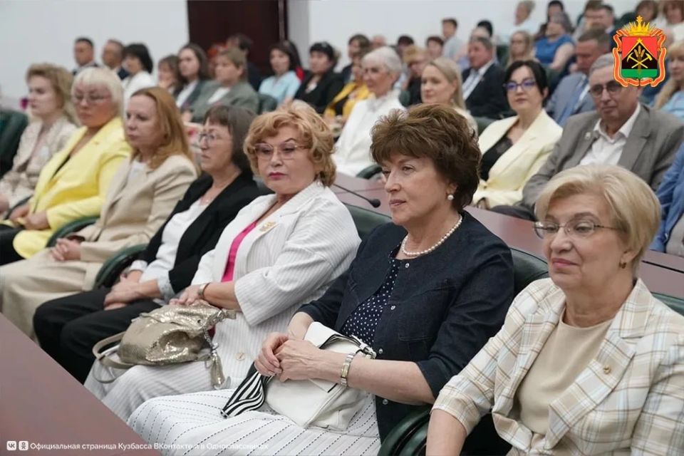 Губернатор Илья Середюк наградил лучших медиков Кузбасса Губернатор Илья Середюк наградил лучших медиков Кузбасса