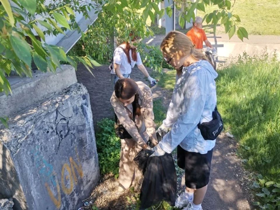 Сегодня активисты провели экологический субботник «Кузбасским рекам - чистые берега!» в Центральном районе Сегодня активисты провели экологический субботник «Кузбасским рекам - чистые берега!» в Центральном районе