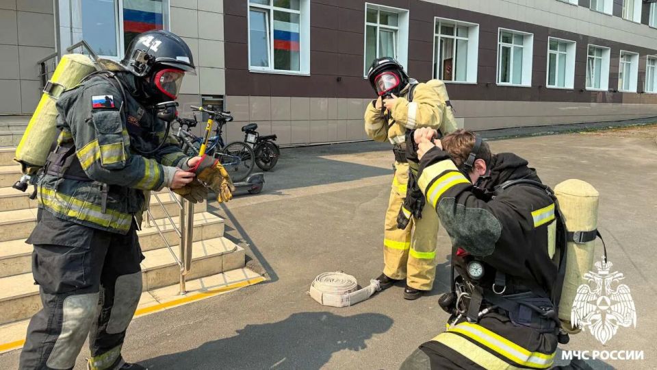 Студенты-спасатели отработали действия при пожаре Студенты-спасатели отработали действия при пожаре