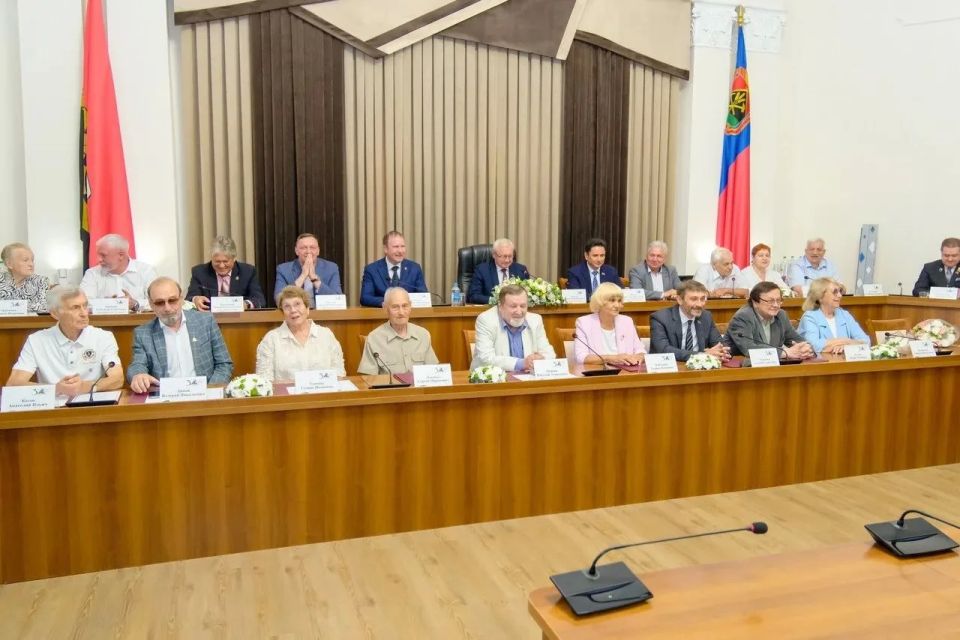 Дмитрий Анисимов поздравил с юбилеем Кемеровский городской Совет народных депутатов Дмитрий Анисимов поздравил с юбилеем Кемеровский городской Совет народных депутатов