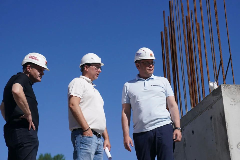 В ходе рабочего визита в Новокузнецк губернатор Кузбасса Илья Середюк проверил ход строительства ключевых социальных объектов — общеобразовательной школы и двух многоквартирных жилых комплексов В ходе рабочего визита в Новокузнецк губернатор Кузбасса Илья Середюк проверил ход строительства ключевых социальных объектов — общеобразовательной школы и двух многоквартирных жилых комплексов