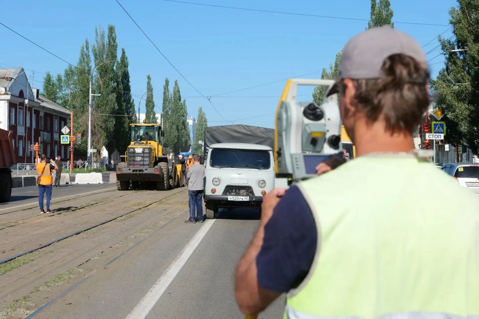 На участке трамвайного полотна по Ленина от Дзержинского до Чкалова начался демонтаж плитки На участке трамвайного полотна по Ленина от Дзержинского до Чкалова начался демонтаж плитки