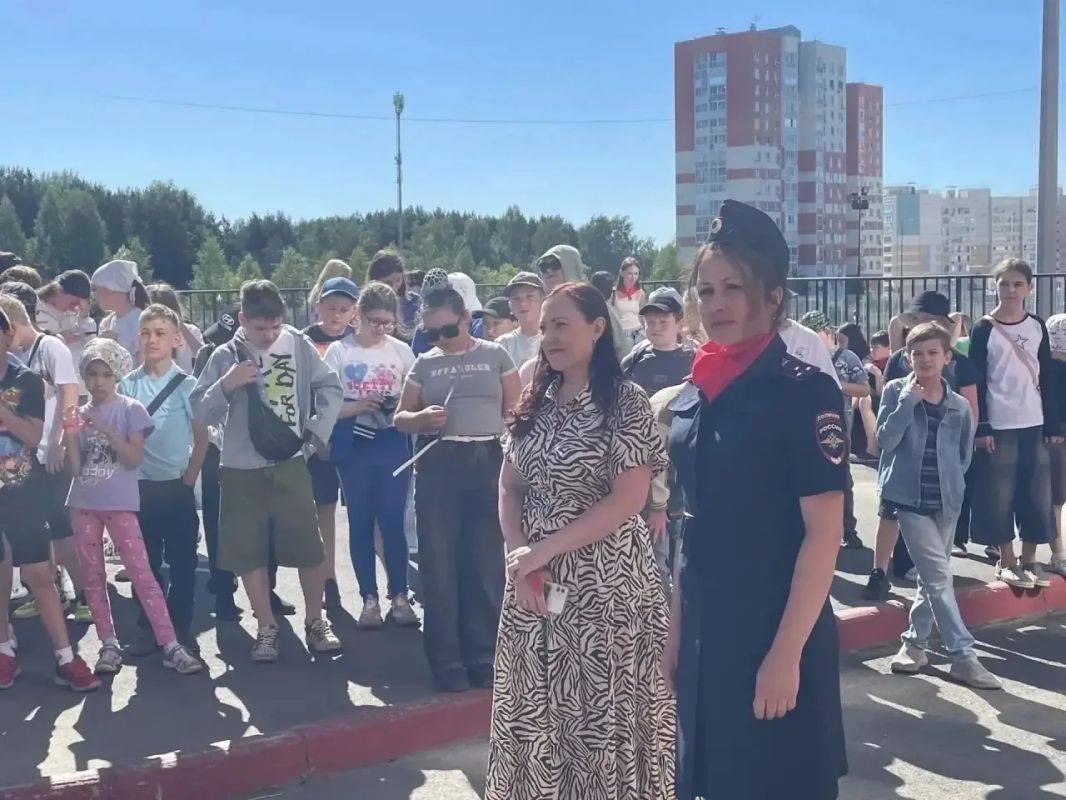 Кемеровские полицейские и медики рассказали ребятам, отдыхающим в пришкольном лагере, о вреде наркотиков Кемеровские полицейские и медики рассказали ребятам, отдыхающим в пришкольном лагере, о вреде наркотиков