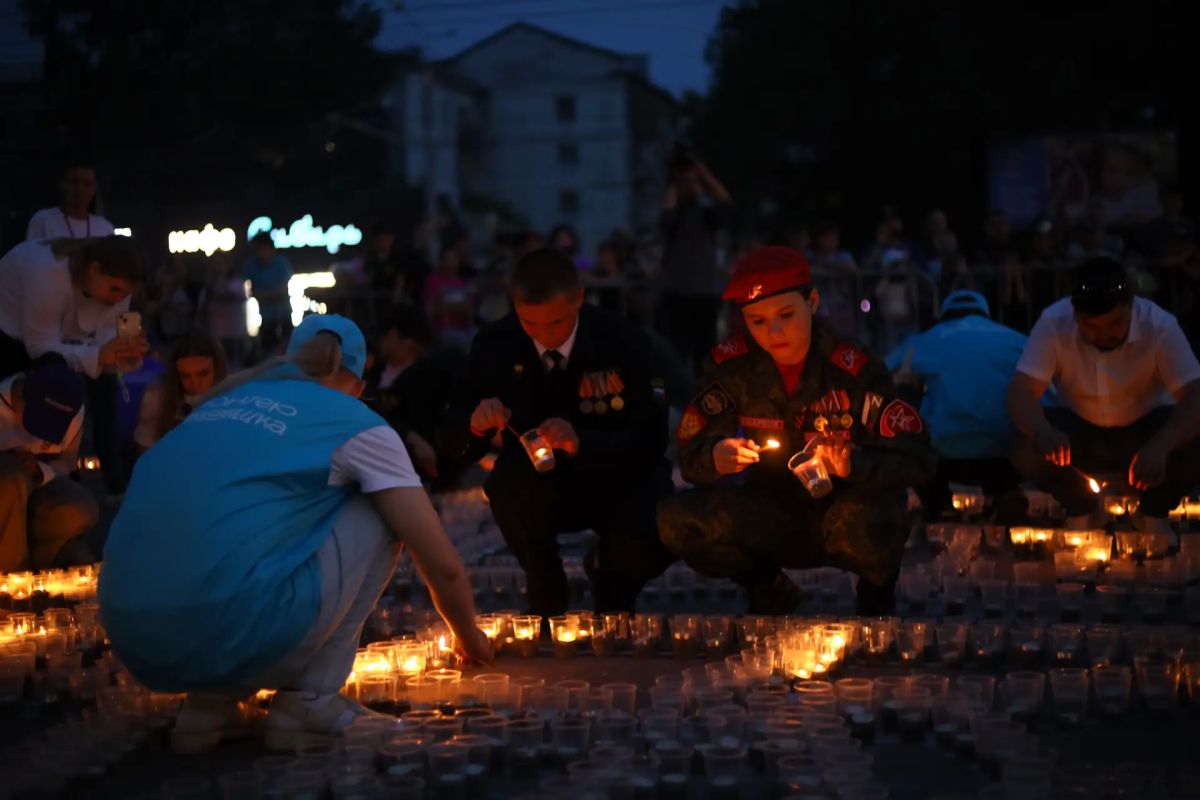 В Новокузнецке зажгли «Огненную картину войны»: 12 000 свечей объединили поколения В Новокузнецке зажгли «Огненную картину войны»: 12 000 свечей объединили поколения