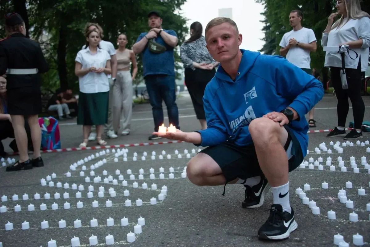 В честь Дня памяти и скорби в Кемерове провели международную акцию «Огненные картины войны» В честь Дня памяти и скорби в Кемерове провели международную акцию «Огненные картины войны»