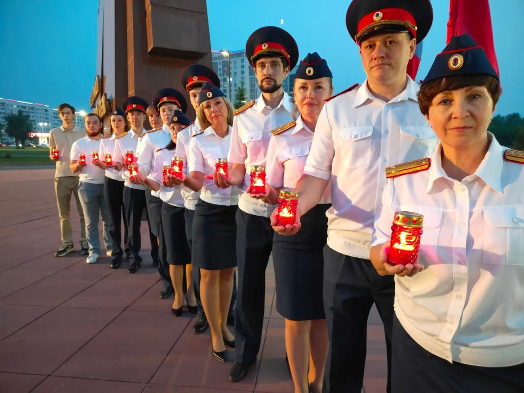 Сотрудники СК Кузбасса и активисты регионального отделения молодежного союза «Юный следователь» приняли участие в акции «Свеча памяти» Сотрудники СК Кузбасса и активисты регионального отделения молодежного союза «Юный следователь» приняли участие в акции «Свеча памяти»