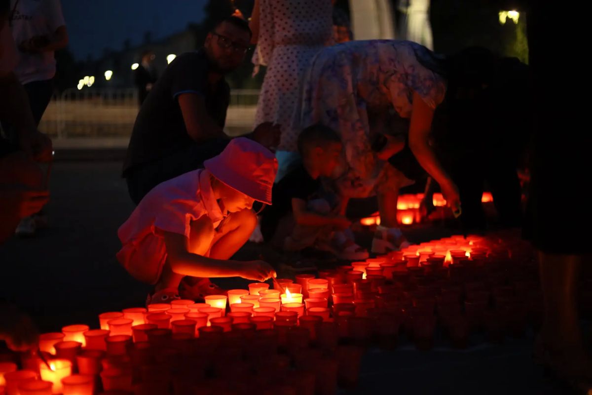 В Новокузнецке зажгли «Огненную картину войны»: 12 000 свечей объединили поколения В Новокузнецке зажгли «Огненную картину войны»: 12 000 свечей объединили поколения