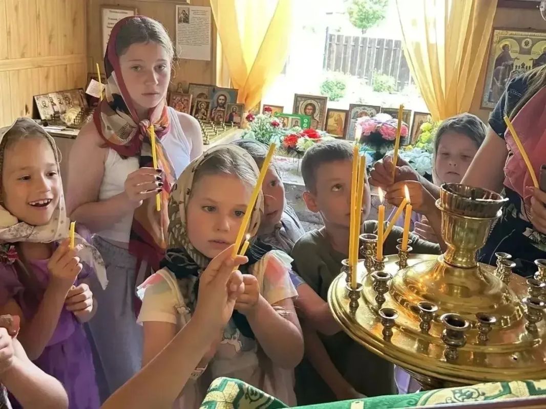 Кемеровские полицейские и общественники провели для детей экскурсию в храме Кемеровские полицейские и общественники провели для детей экскурсию в храме