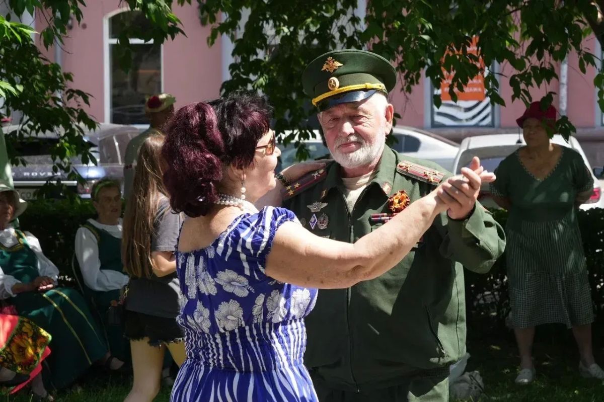 Ежегодный танцевальный марафон «В шесть часов вечера после войны» провели сегодня ветераны города Кемерово Ежегодный танцевальный марафон «В шесть часов вечера после войны» провели сегодня ветераны города Кемерово