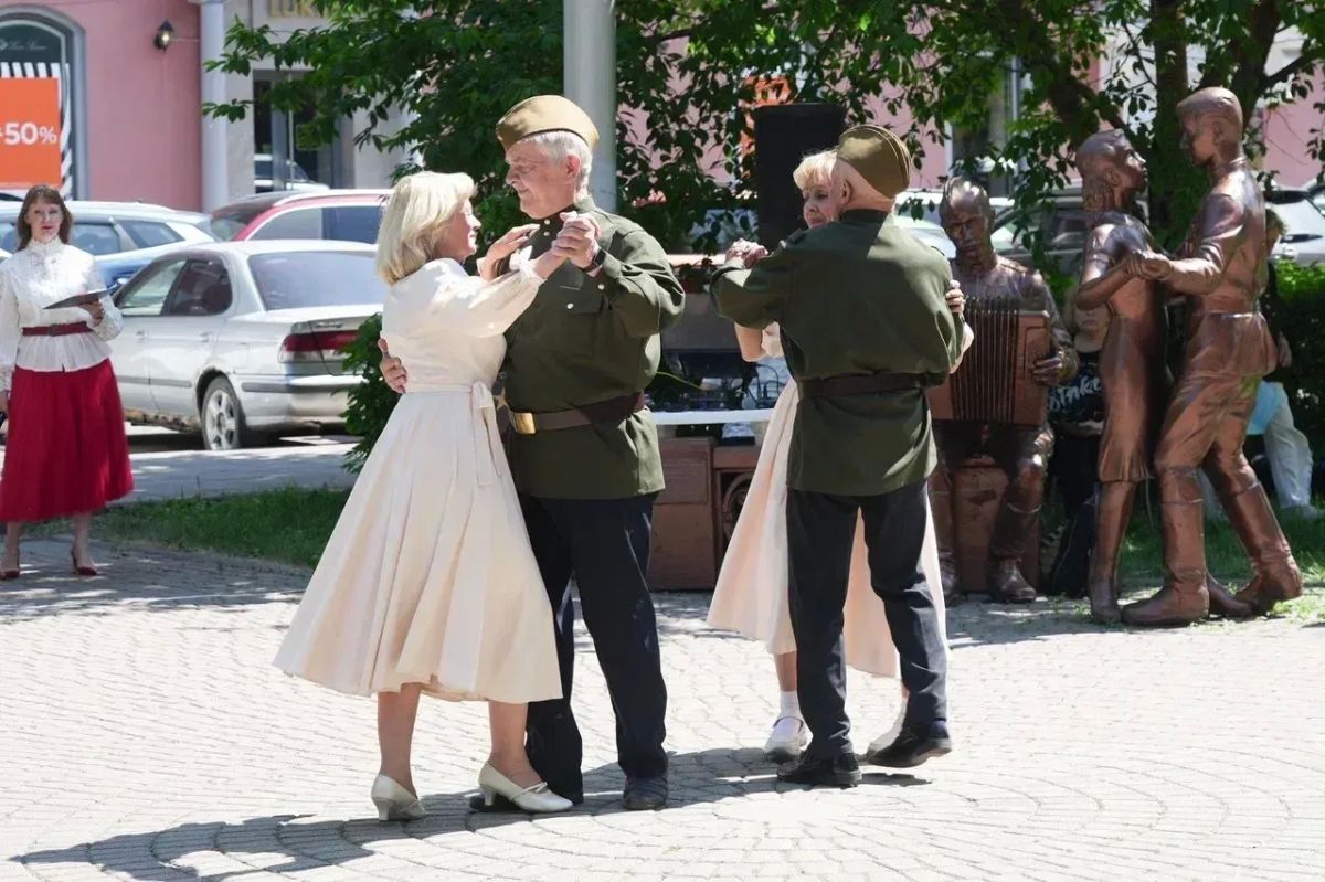 Ежегодный танцевальный марафон «В шесть часов вечера после войны» провели сегодня ветераны города Кемерово Ежегодный танцевальный марафон «В шесть часов вечера после войны» провели сегодня ветераны города Кемерово
