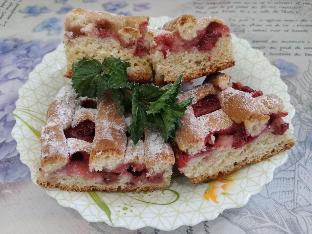Пирог с творогом и клубникой: нежность в каждом кусочке