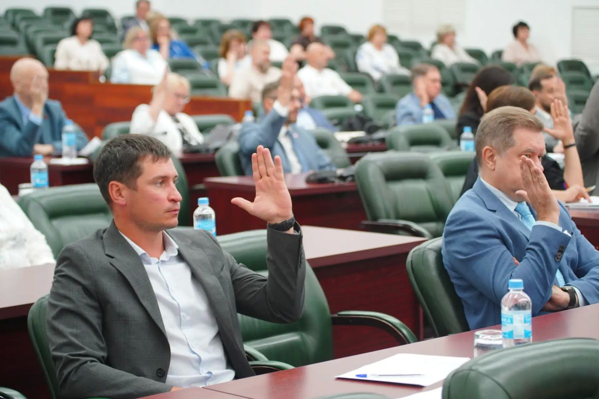 На тридцать восьмом заседании Парламента Кузбасса депутаты приняли решение расширить список тех, кто в первую очередь может получить выплату для покупки жилья На тридцать восьмом заседании Парламента Кузбасса депутаты приняли решение расширить список тех, кто в первую очередь может получить выплату для покупки жилья