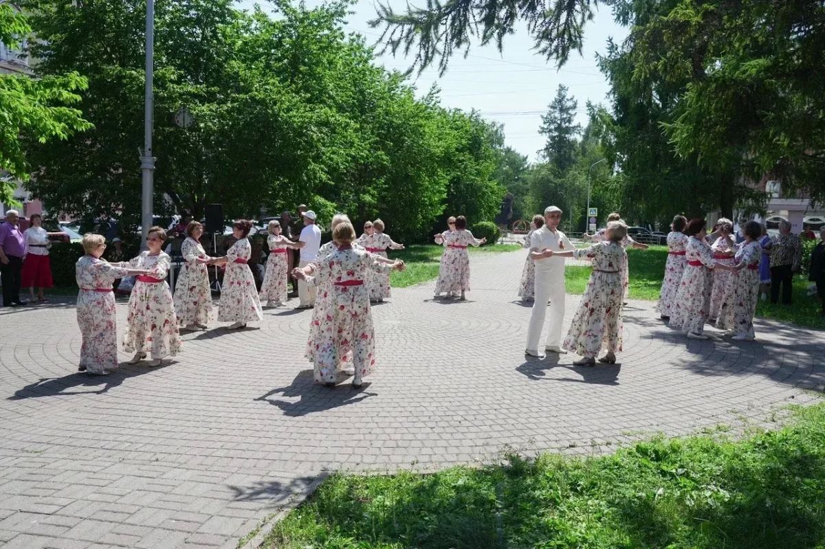 Ежегодный танцевальный марафон «В шесть часов вечера после войны» провели сегодня ветераны города Кемерово Ежегодный танцевальный марафон «В шесть часов вечера после войны» провели сегодня ветераны города Кемерово