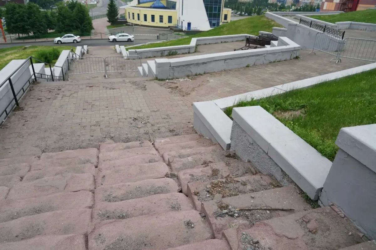 В Кемерове идёт ремонт лестничного спуска на Пионерском бульваре В Кемерове идёт ремонт лестничного спуска на Пионерском бульваре
