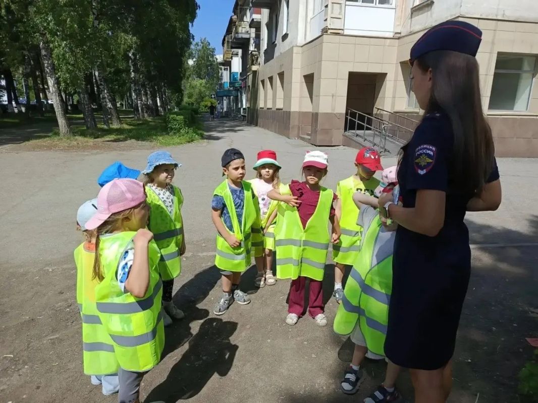 Сотрудники Госавтоинспекции Новокузнецка провели для воспитанников детского сада №245 пешеходную экскурсию Сотрудники Госавтоинспекции Новокузнецка провели для воспитанников детского сада №245 пешеходную экскурсию
