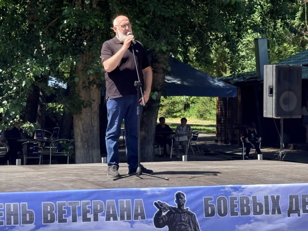Офицеры и ветераны СК России в Кузбассе почтили память защитников Отечества в День ветерана боевых действий Офицеры и ветераны СК России в Кузбассе почтили память защитников Отечества в День ветерана боевых действий