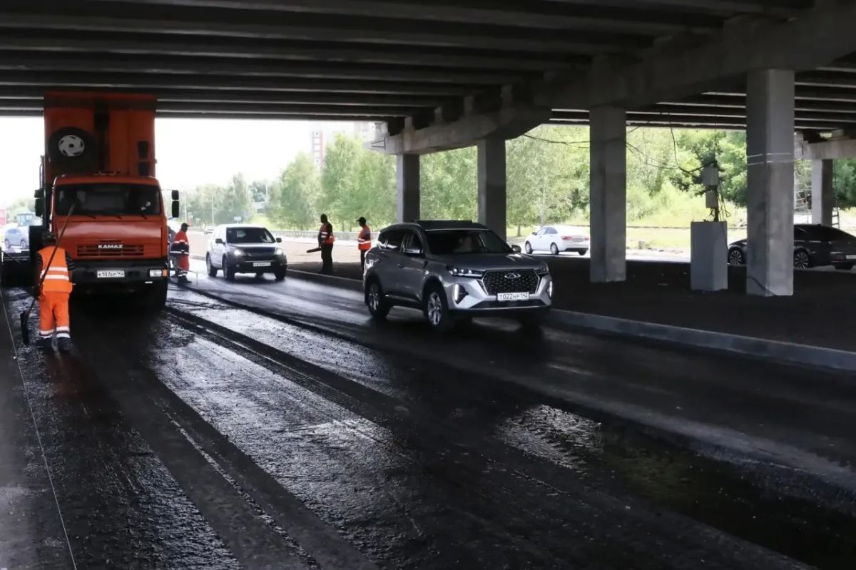 На Притомском проспекте под путепроводом в Кемерове укладывают новый асфальт На Притомском проспекте под путепроводом в Кемерове укладывают новый асфальт
