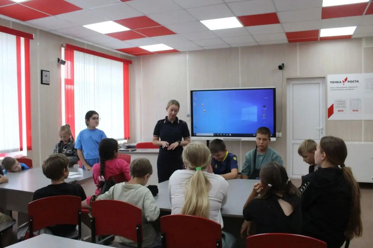 В Беловском муниципальном округе сотрудники Госавтоинспекции и педагог – организатор по БДД «Дома детского творчества» провели тематическую игру по Правилам дорожного движения