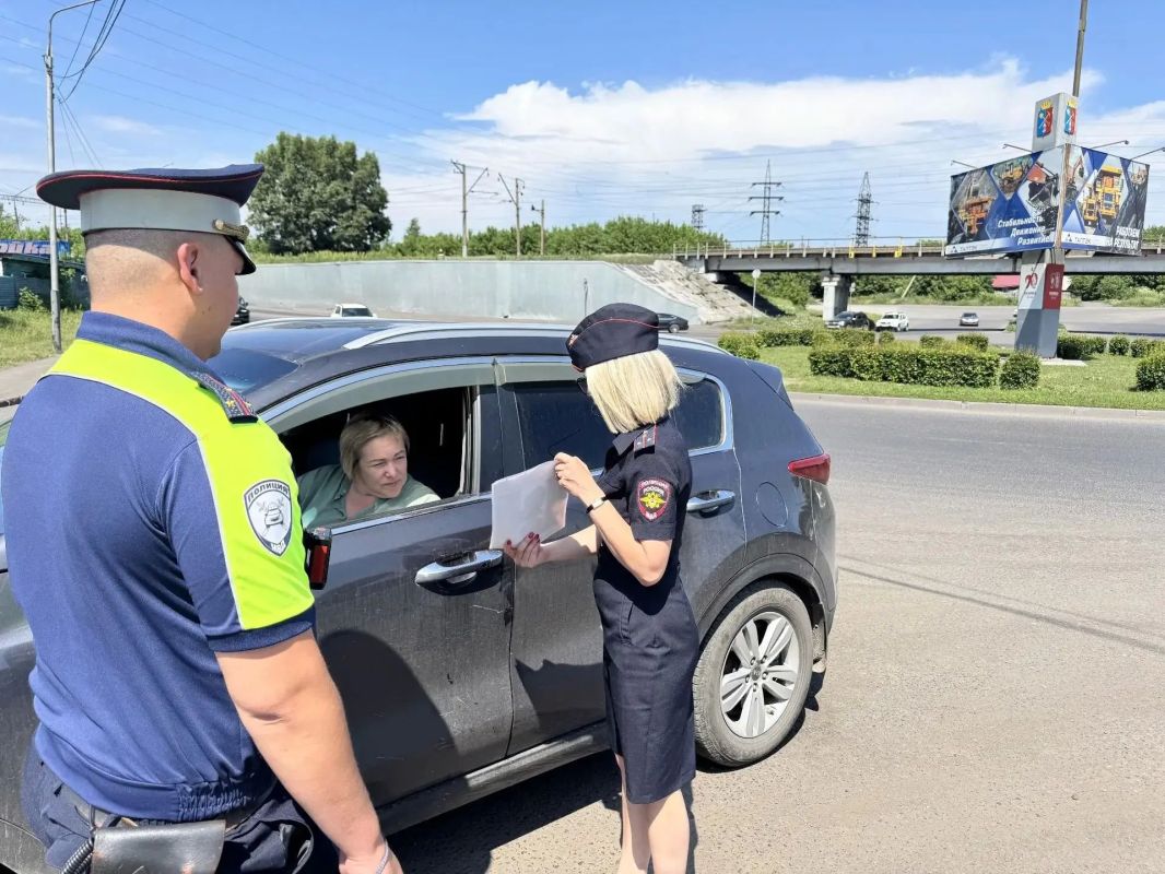 В Киселёвске сотрудники Госавтоинспекции провели профилактические беседы с водителями по правилам перевозки детей В Киселёвске сотрудники Госавтоинспекции провели профилактические беседы с водителями по правилам перевозки детей