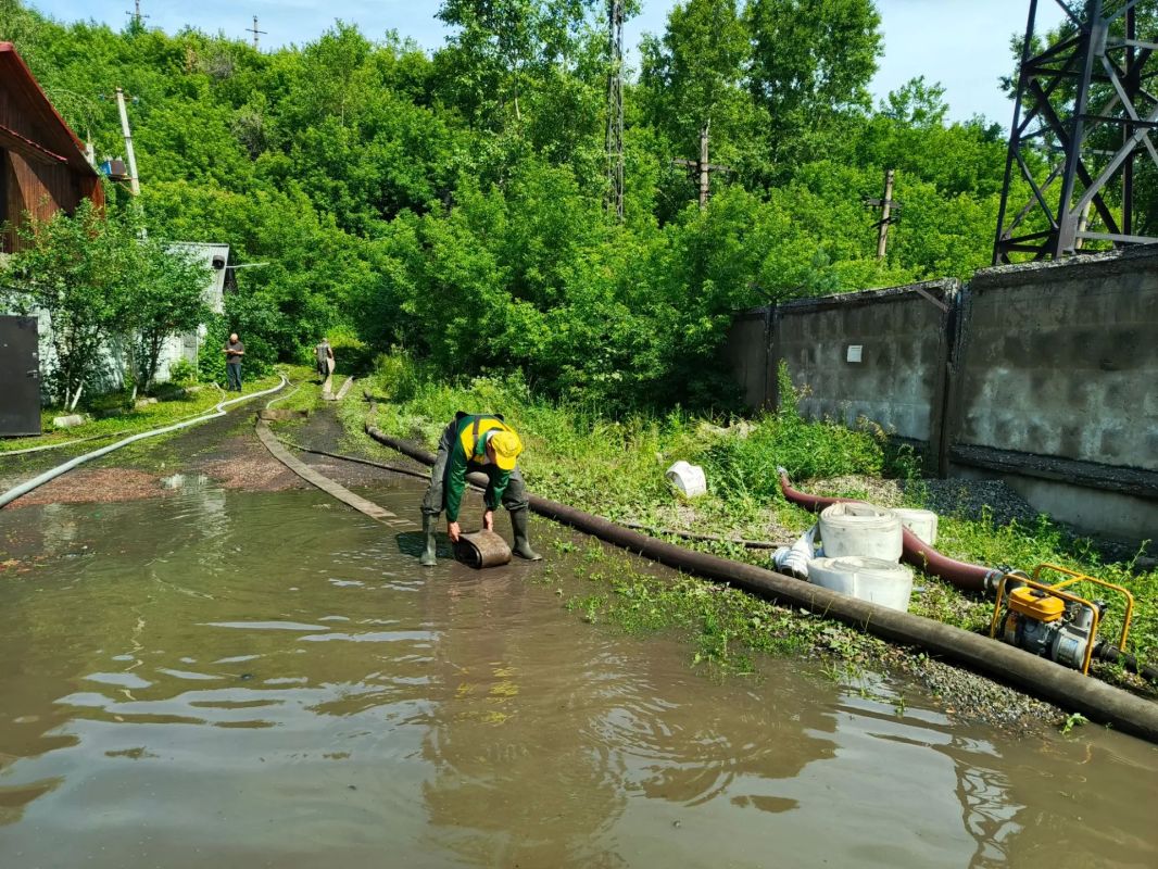 Из-за обильных ливней р. Осиновка, приток воды в которой увеличился в десятки раз, вышла из берегов Из-за обильных ливней р. Осиновка, приток воды в которой увеличился в десятки раз, вышла из берегов